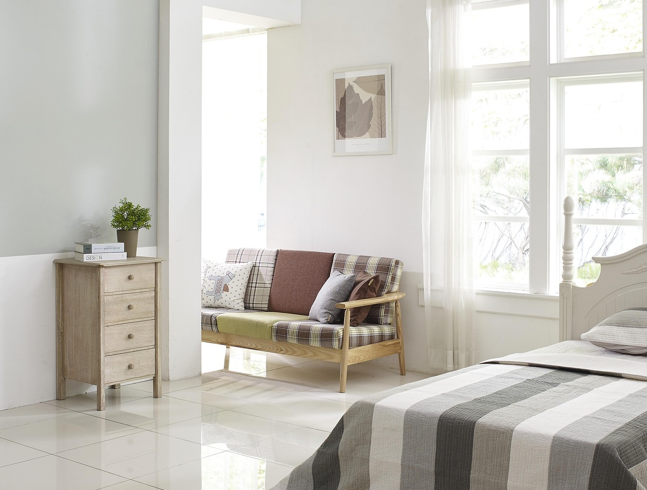 Slaapkamer met vriendelijke pastel en daglicht. Slaapkamer met vriendelijke pastel en daglicht.