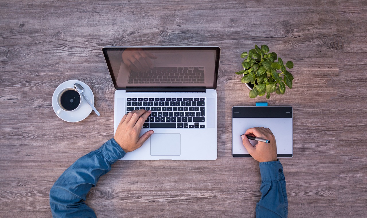 Moderne kantoorruimte met efficiënte schermindeling. Moderne kantoorruimte met efficiënte schermindeling.