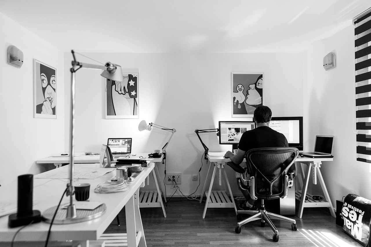 Ergonomische werkplek met geoptimaliseerde monitoren. Ergonomische werkplek met geoptimaliseerde monitoren.
