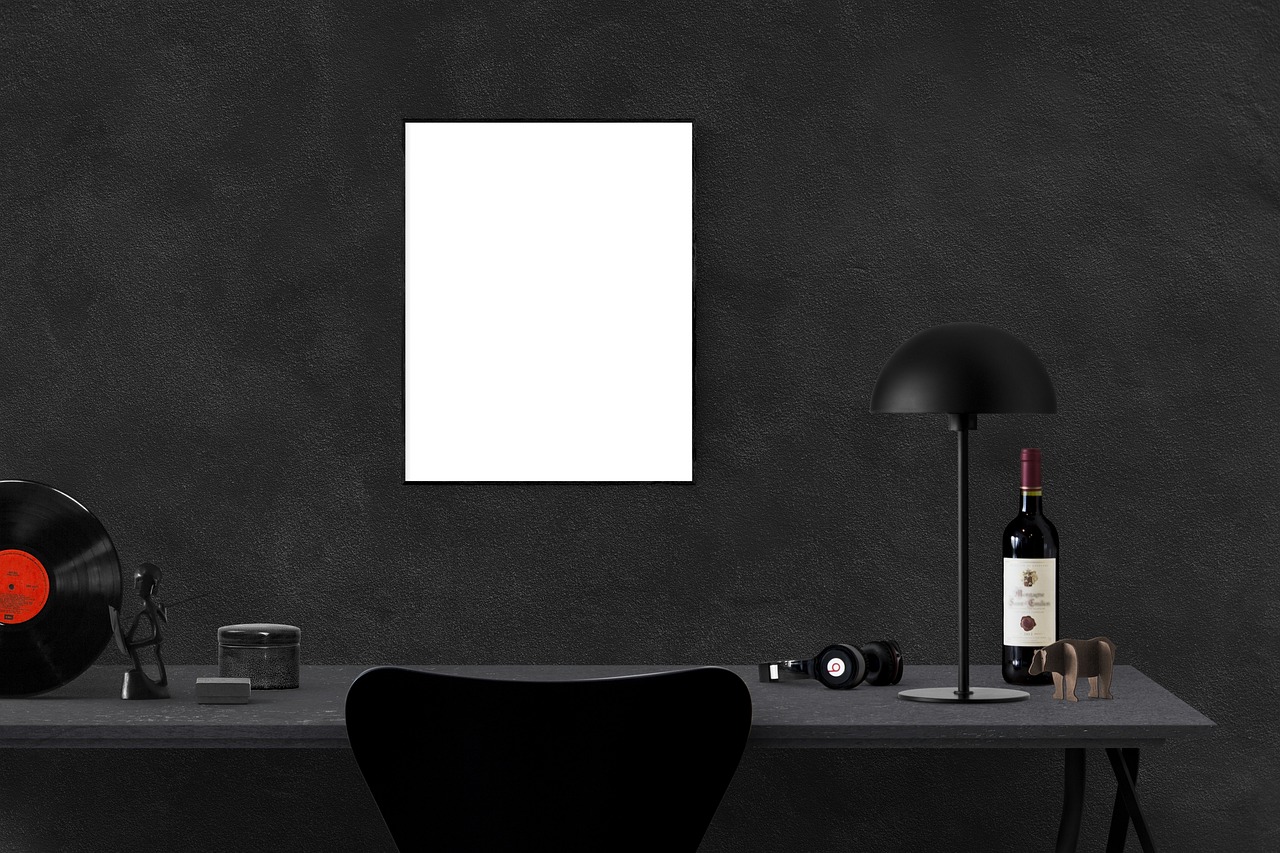 Creatieve fotowand met zwart-wit familiefoto's.