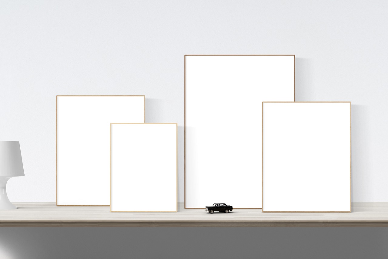 Familiefoto's sierlijk gerangschikt op galerijwand.