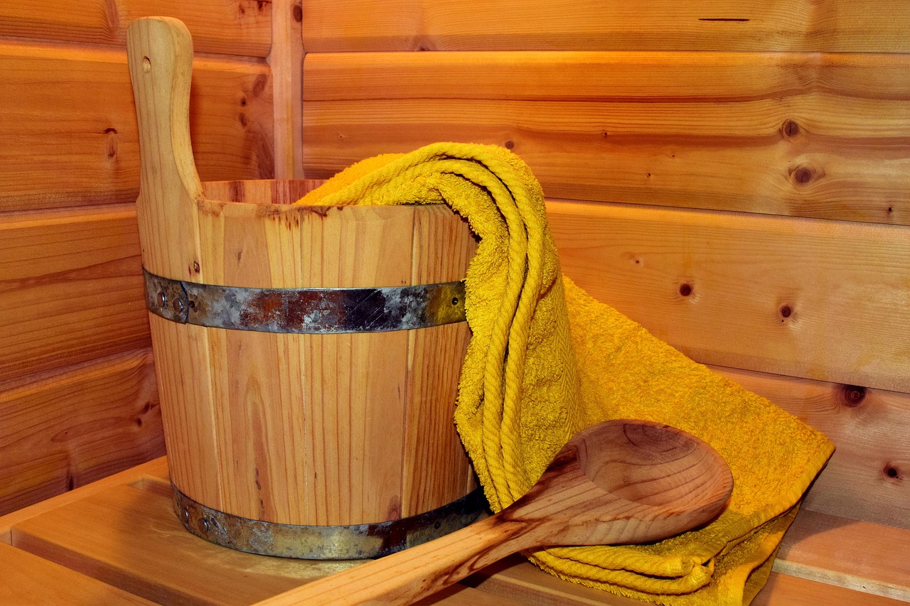 Compacte thuis-sauna met sfeervolle LED-verlichting.