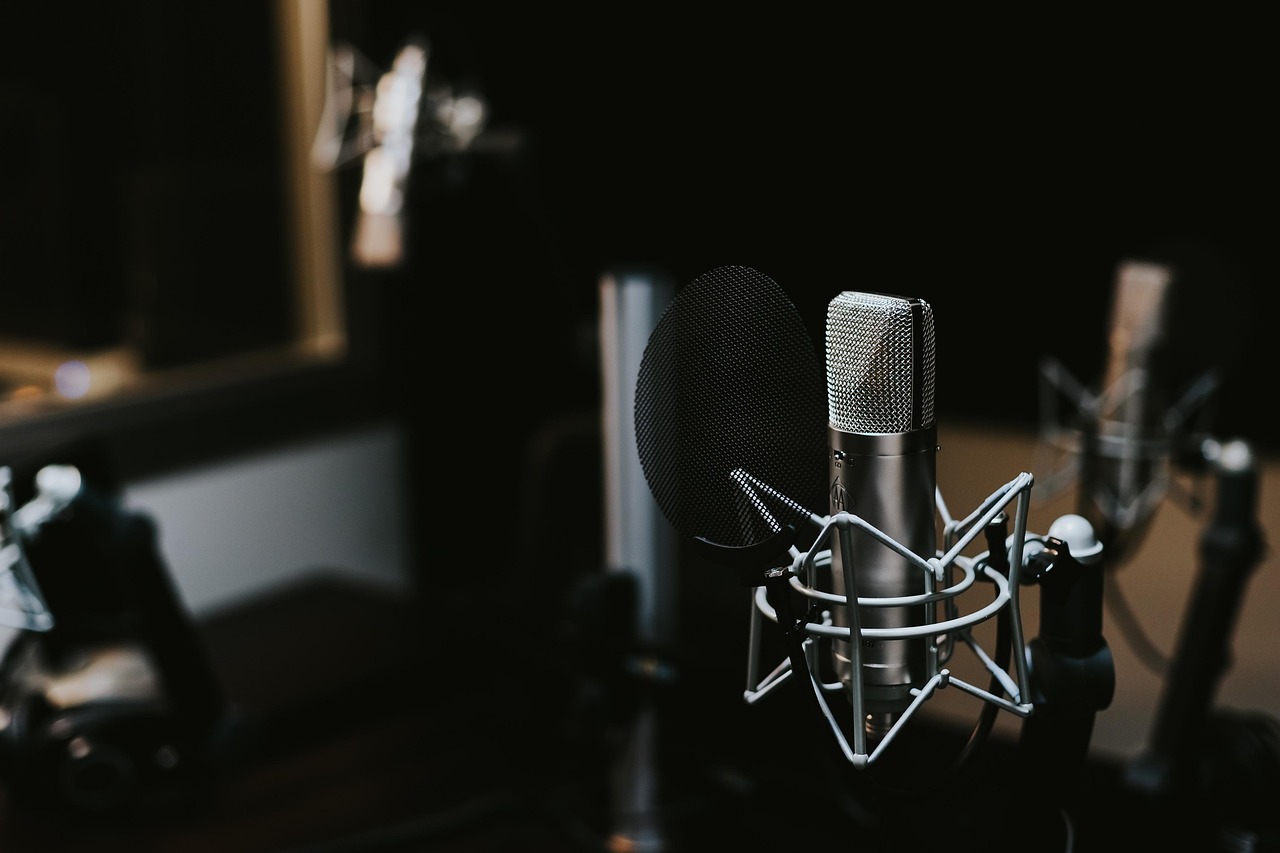 Laptop en audio-interface voor beginnerspodcasting Laptop en audio-interface voor beginnerspodcasting