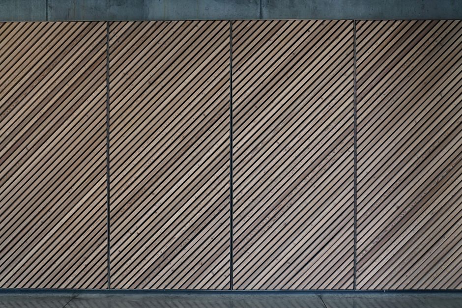 Zwevende plafondpanelen voor akoestisch comfort woonkamer. Zwevende plafondpanelen voor akoestisch comfort woonkamer.
