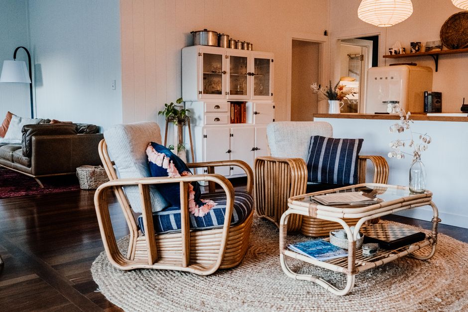 Gezellige zithoek met vintage rotan bank. Gezellige zithoek met vintage rotan bank.