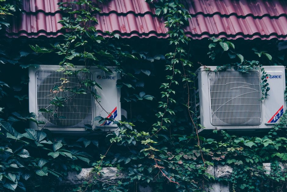 Ventilator in woonkamer voor efficiënte koeling.
