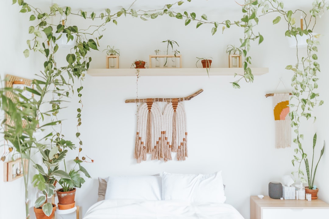 Marineblauw-in-de-keuken-tijdloos-en-koelend-tijdens-de-zomer-unsplash_ZN9LhLYCVko