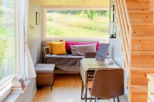 Zelfvoorzienend-leven-een-tiny-house-op-wielen-als-vakantiehuis-unsplash_BVQmegLZGGE