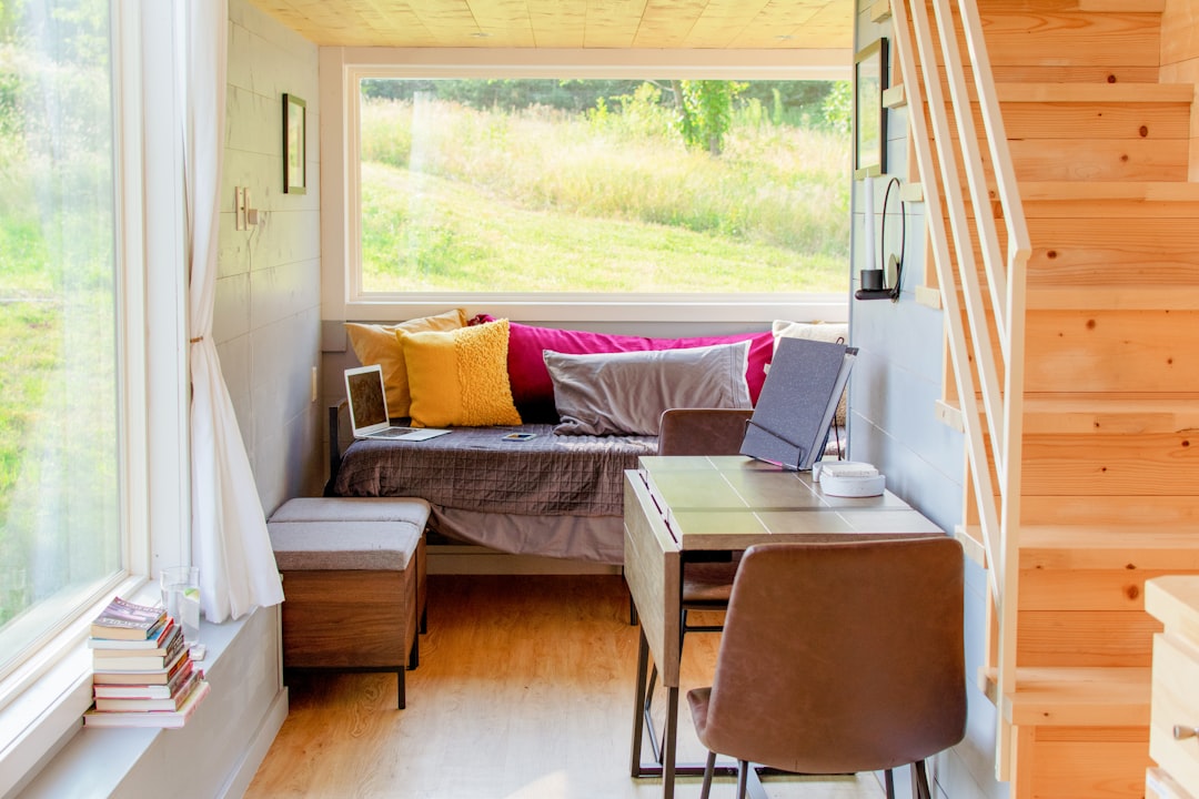 Zelfvoorzienend-leven-een-tiny-house-op-wielen-als-vakantiehuis-unsplash_BVQmegLZGGE