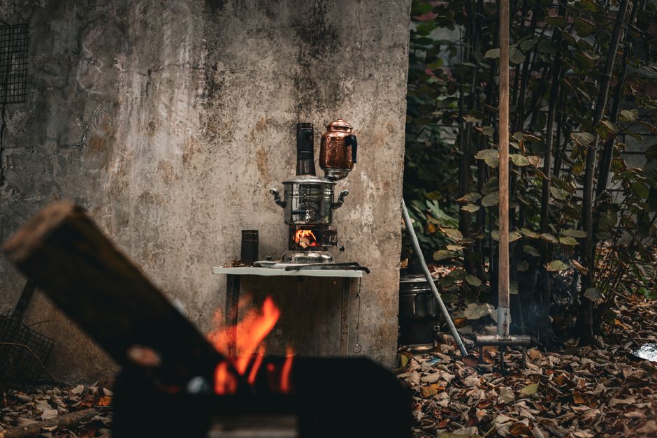 Gezin geniet van barbecue in herfst buiten.