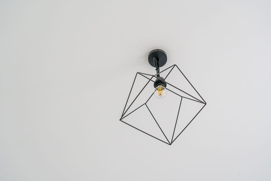 Golvende wandlampen in futuristisch verlichtingsontwerp.