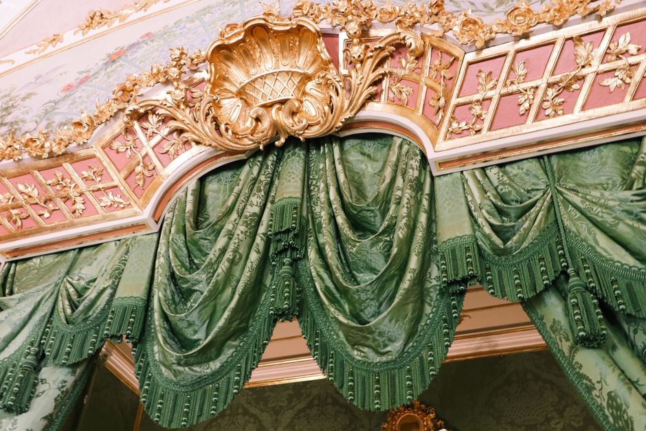 Goud-en-groen-de-trending-kleuren-voor-najaar-2026-in-raamdecoratie-pexels_9307312