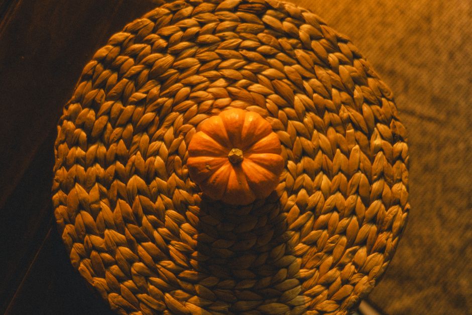 Pompoenen en kalebassen versieren herfsttafel.