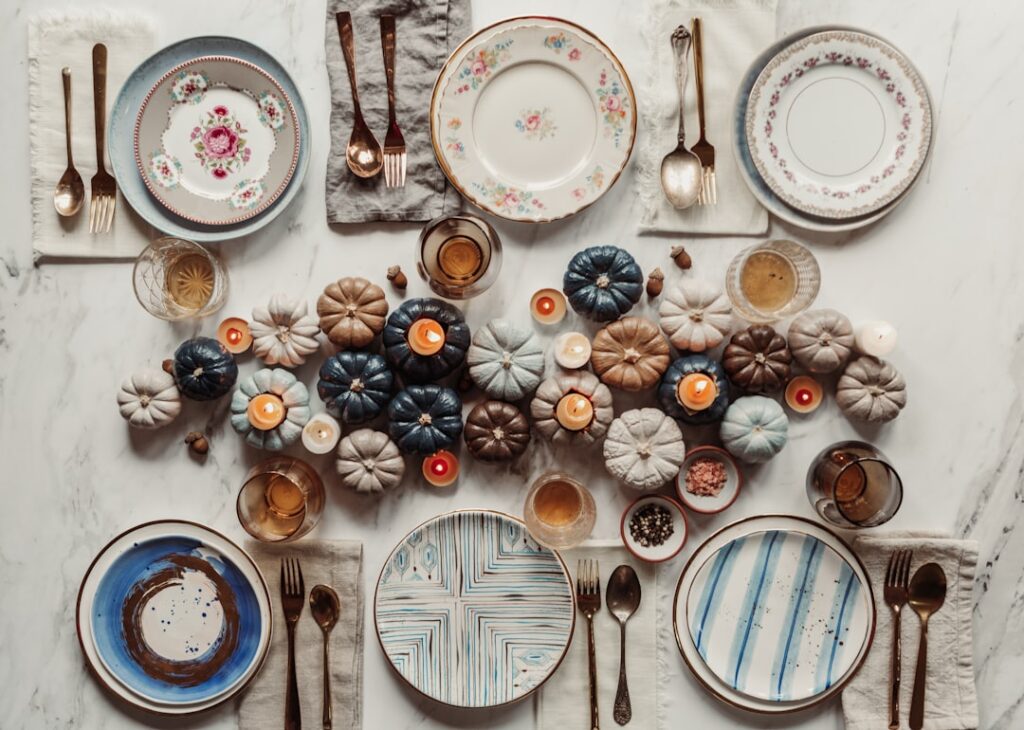 Herfsttafeldecoratie-met-verse-pompoenen-en-kalebassen-unsplash_9ukDOeEEs8w