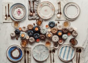 Herfsttafeldecoratie-met-verse-pompoenen-en-kalebassen-unsplash_9ukDOeEEs8w