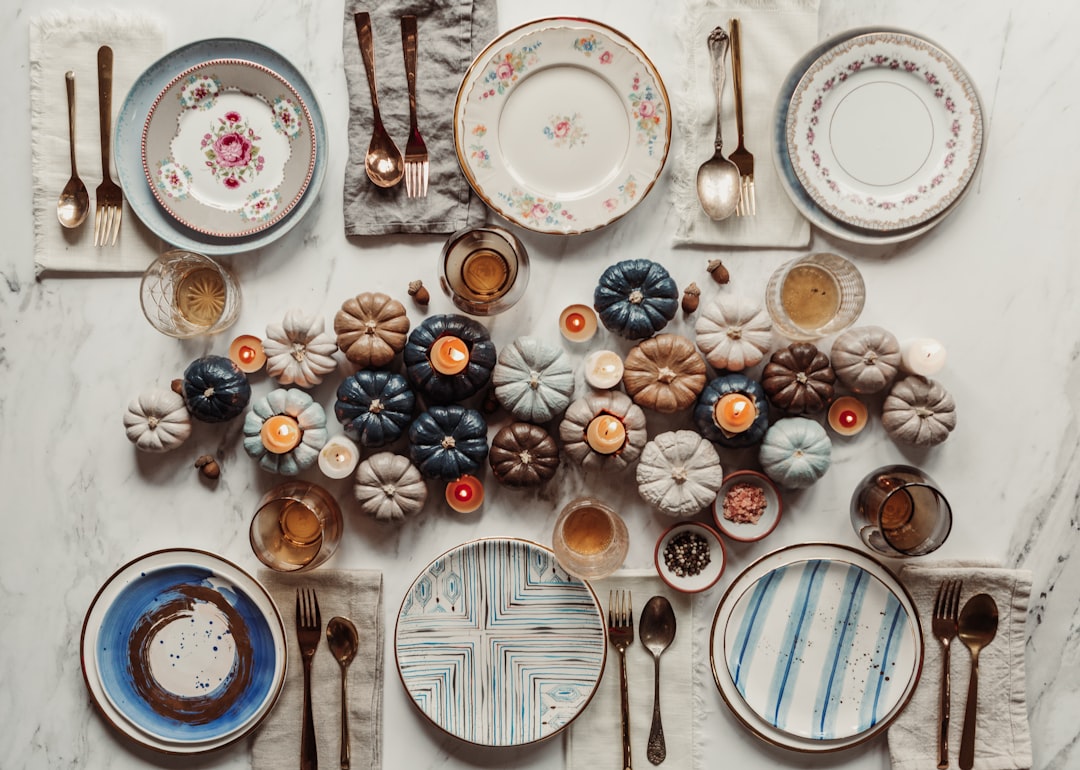Herfsttafeldecoratie-met-verse-pompoenen-en-kalebassen-unsplash_9ukDOeEEs8w