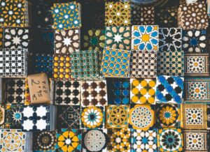 Moderne-twist-op-traditionele-marokkaanse-tegels-voor-verfrissende-keukens-unsplash_TY1_ppdFUKc
