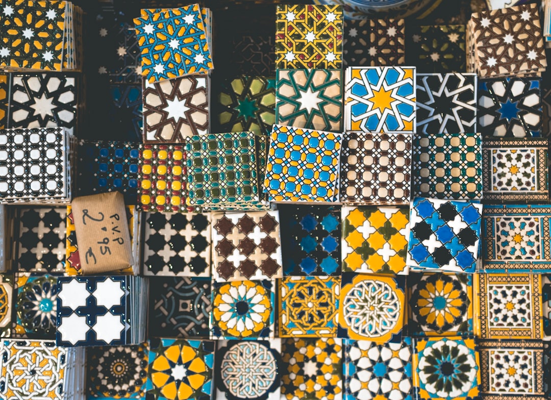 Moderne-twist-op-traditionele-marokkaanse-tegels-voor-verfrissende-keukens-unsplash_TY1_ppdFUKc