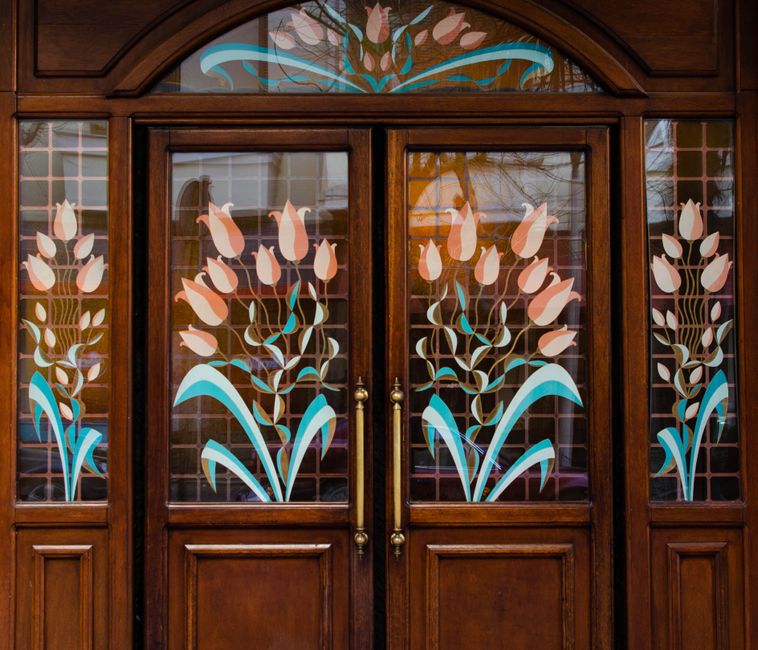 Gezellige herfstinterieur met glas-in-lood deuren. Gezellige herfstinterieur met glas-in-lood deuren.