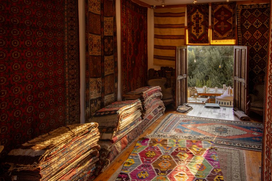 Gezellige woonkamer met handgeweven tapijt op vloer. Gezellige woonkamer met handgeweven tapijt op vloer.
