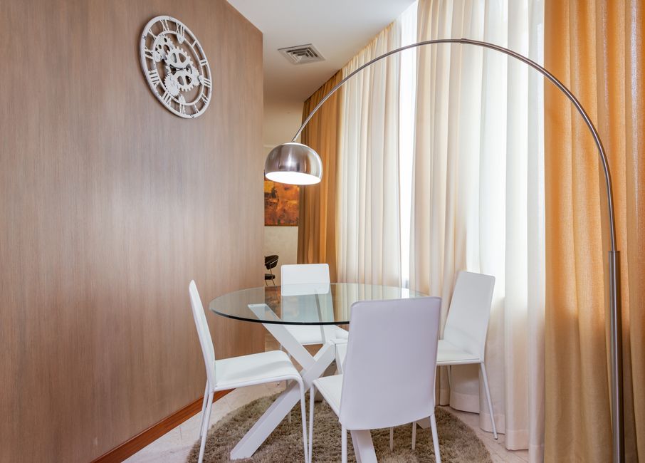 Eetkamer met beige en bruine accenten. Eetkamer met beige en bruine accenten.