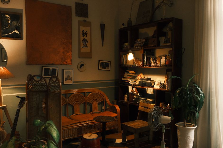 Compact ingerichte studentenkamer met draaiboekenkast Compact ingerichte studentenkamer met draaiboekenkast