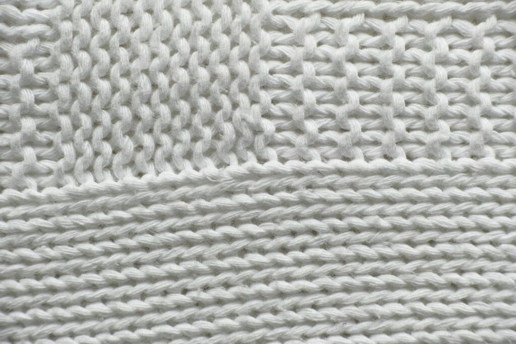 Zweedse-gordijnen-en-Scandinavische-texturen-in-je-herfstinterieur-unsplash_-ikp7hwRJ_M
