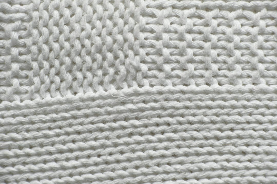 Zweedse-gordijnen-en-Scandinavische-texturen-in-je-herfstinterieur-unsplash_-ikp7hwRJ_M